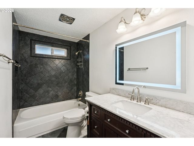 16660 Se VALLEY VIEW Rd, Milwaukie, OR 97267