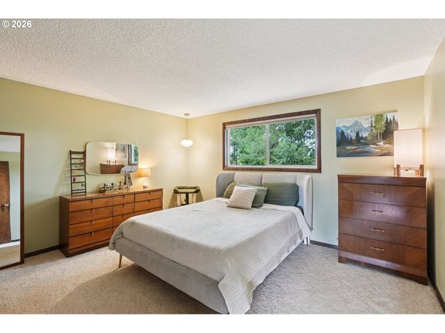 16660 Se VALLEY VIEW Rd, Milwaukie, OR 97267