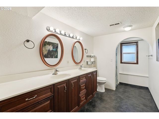 16660 Se VALLEY VIEW Rd, Milwaukie, OR 97267