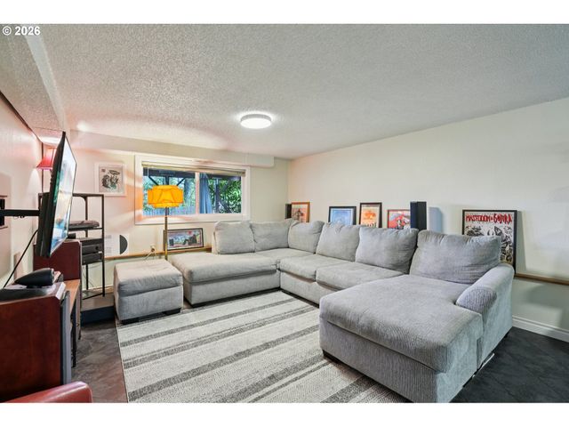 16660 Se VALLEY VIEW Rd, Milwaukie, OR 97267