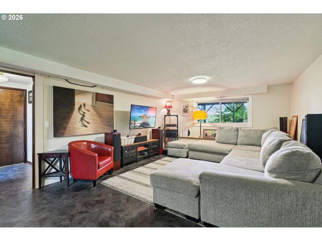 16660 Se VALLEY VIEW Rd, Milwaukie, OR 97267