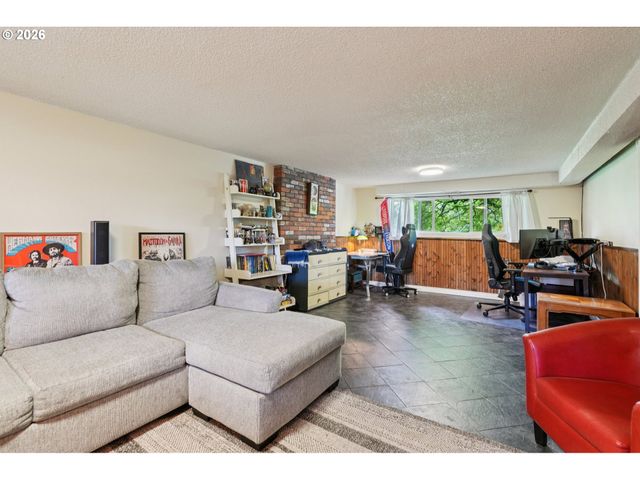 16660 Se VALLEY VIEW Rd, Milwaukie, OR 97267