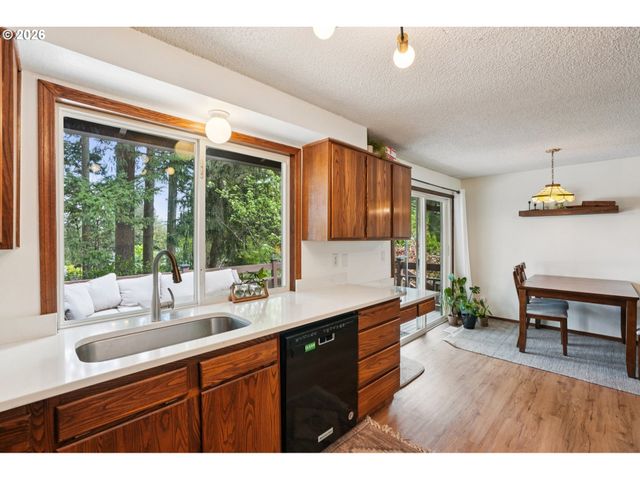 16660 Se VALLEY VIEW Rd, Milwaukie, OR 97267