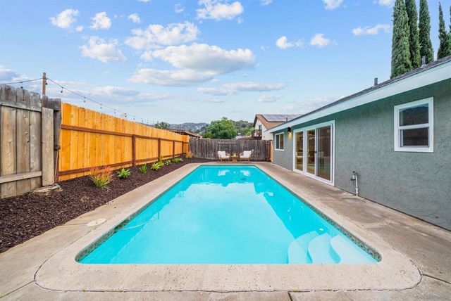 460 Las Brisas Dr, Escondido, CA 92027