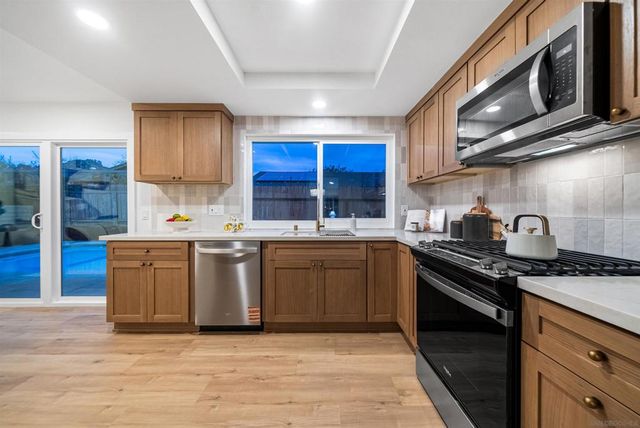 460 Las Brisas Dr, Escondido, CA 92027