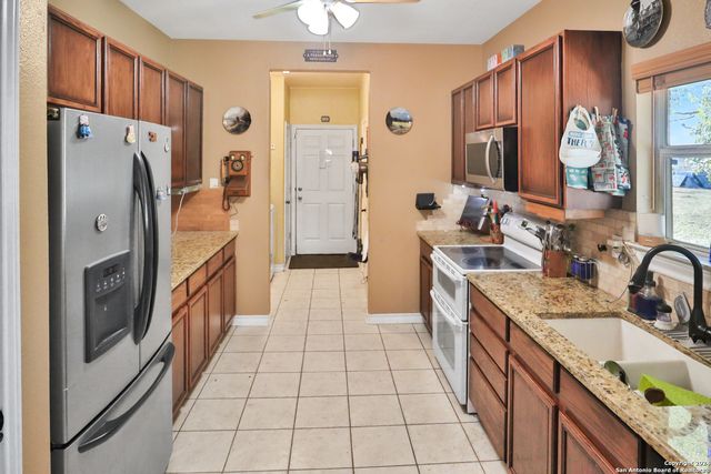 1561 COUNTY ROAD 320, Floresville, TX 78114