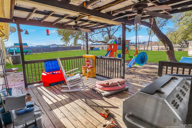 1561 COUNTY ROAD 320, Floresville, TX 78114