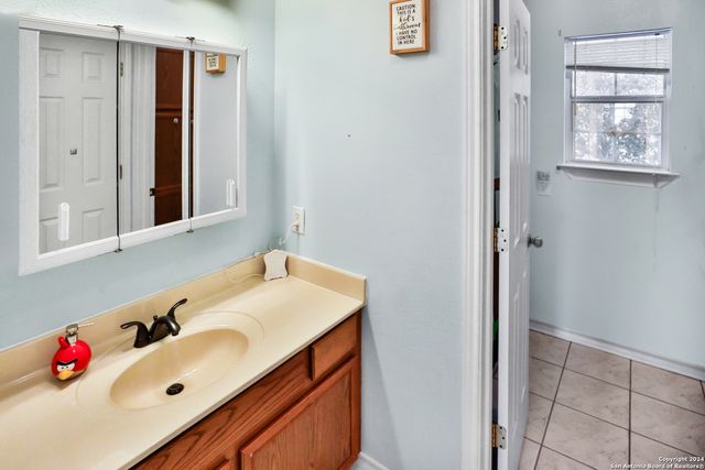 1561 COUNTY ROAD 320, Floresville, TX 78114
