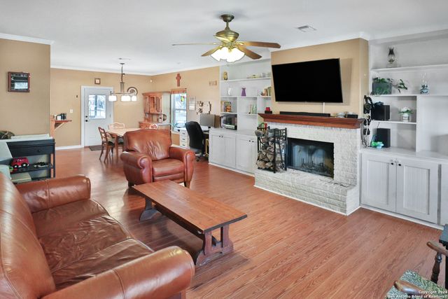 1561 COUNTY ROAD 320, Floresville, TX 78114