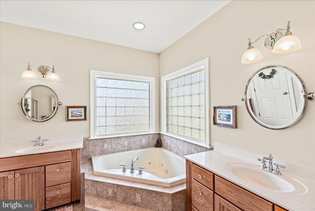 8032 MEADOWLAND DR, Locust Grove, VA 22508