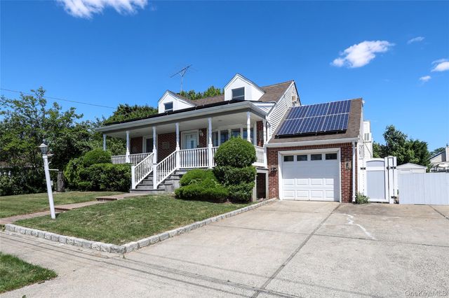 20 E Clearwater Road, Lindenhurst, NY 11757