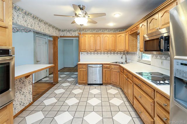 20 E Clearwater Road, Lindenhurst, NY 11757
