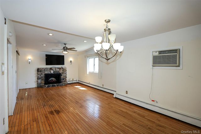 20 E Clearwater Road, Lindenhurst, NY 11757