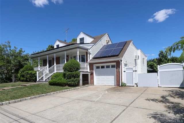 20 E Clearwater Road, Lindenhurst, NY 11757