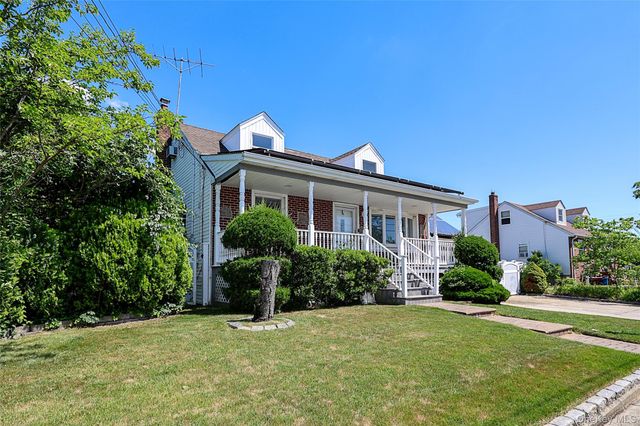 20 E Clearwater Road, Lindenhurst, NY 11757