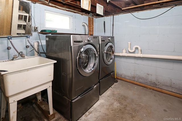 20 E Clearwater Road, Lindenhurst, NY 11757