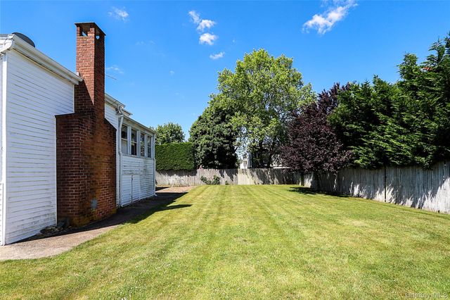 20 E Clearwater Road, Lindenhurst, NY 11757