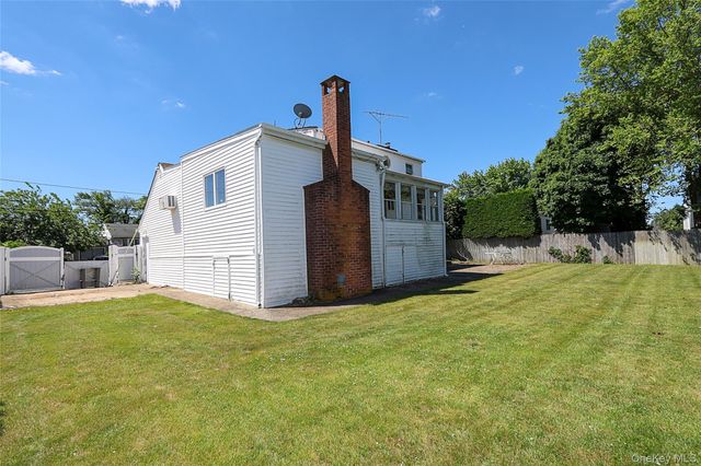 20 E Clearwater Road, Lindenhurst, NY 11757