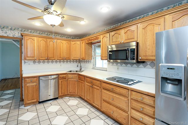 20 E Clearwater Road, Lindenhurst, NY 11757