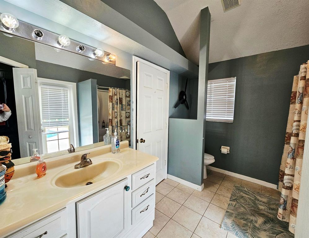 Image 10 of property listing at 2388 SW Fern Circle, Port St. Lucie, FL 34953
