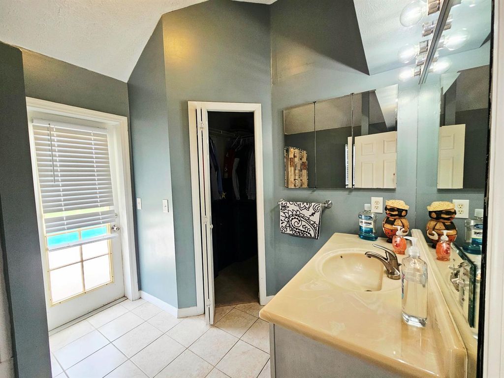 Image 12 of property listing at 2388 SW Fern Circle, Port St. Lucie, FL 34953