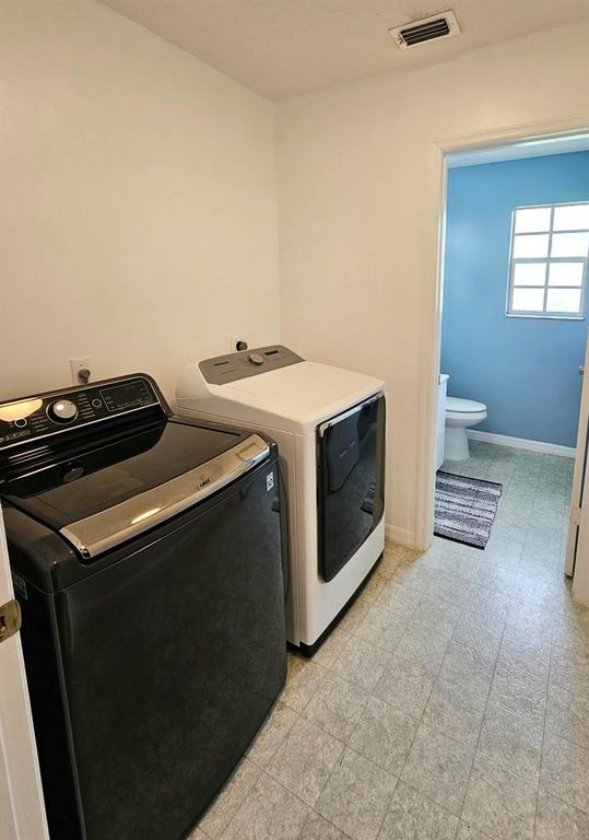 Image 14 of property listing at 2388 SW Fern Circle, Port St. Lucie, FL 34953