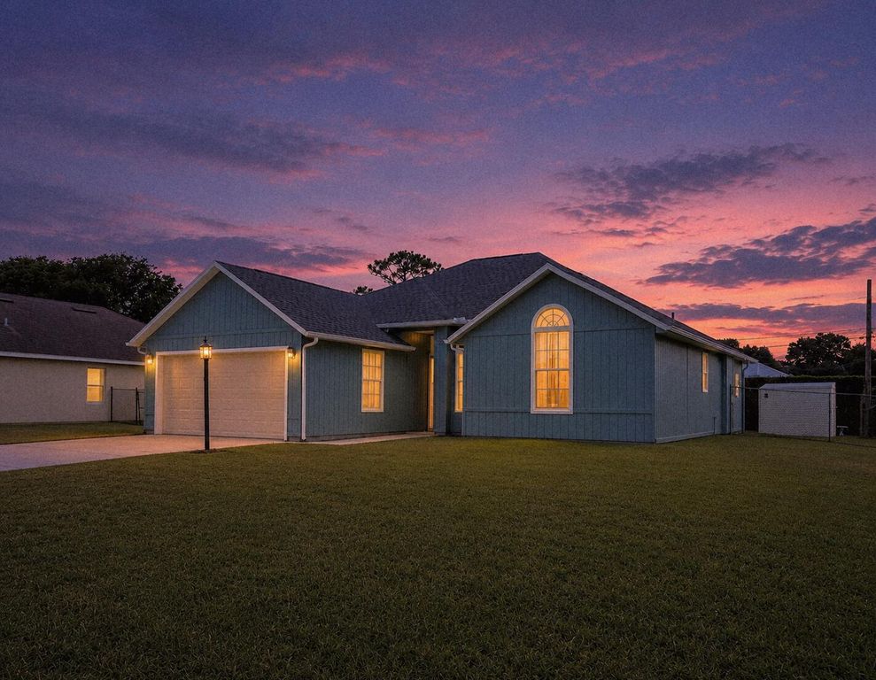 Image 19 of property listing at 2388 SW Fern Circle, Port St. Lucie, FL 34953