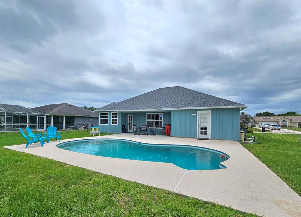 Image 3 of property listing at 2388 SW Fern Circle, Port St. Lucie, FL 34953