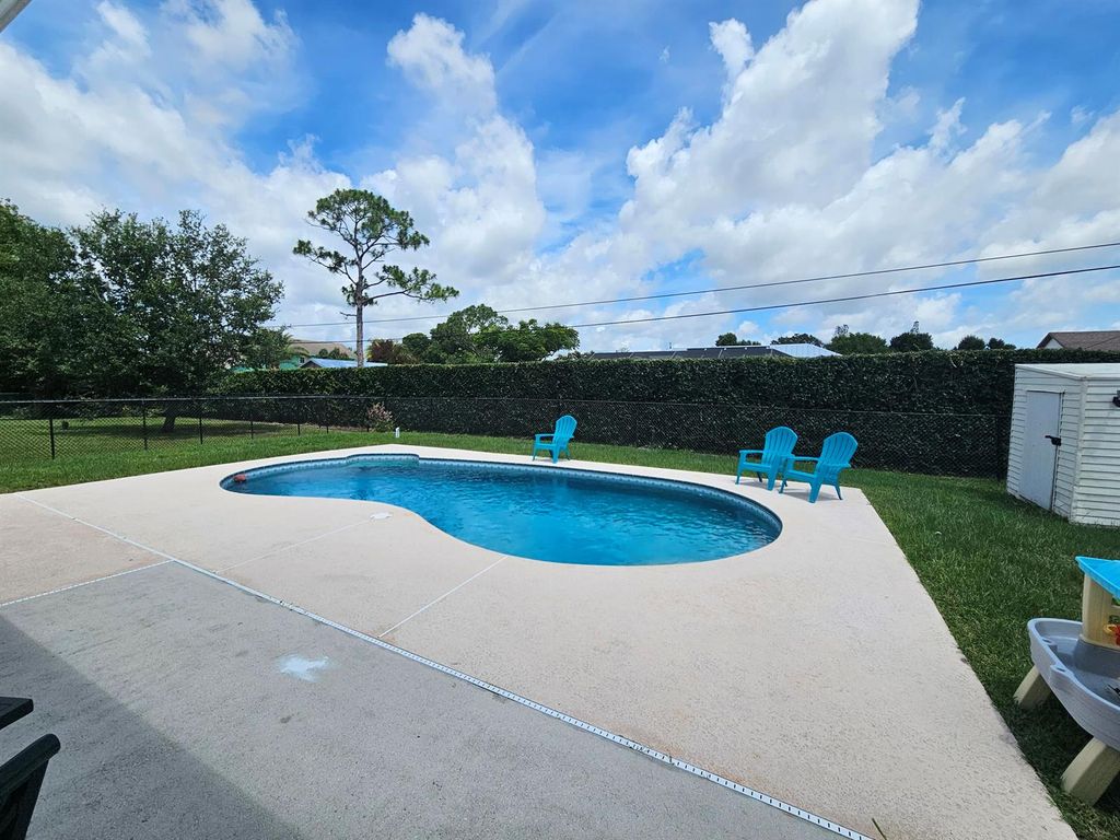Image 4 of property listing at 2388 SW Fern Circle, Port St. Lucie, FL 34953