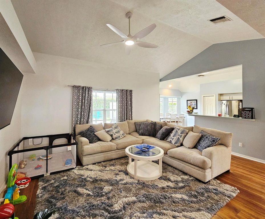 Image 5 of property listing at 2388 SW Fern Circle, Port St. Lucie, FL 34953
