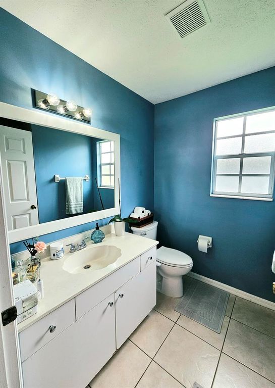 Image 9 of property listing at 2388 SW Fern Circle, Port St. Lucie, FL 34953