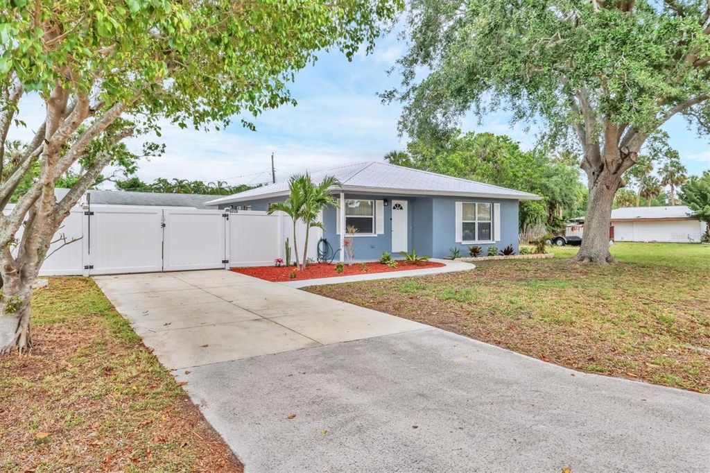 Image 2 of property listing at 2715 52ND AVENUE TERRACE W, Bradenton, FL 34207