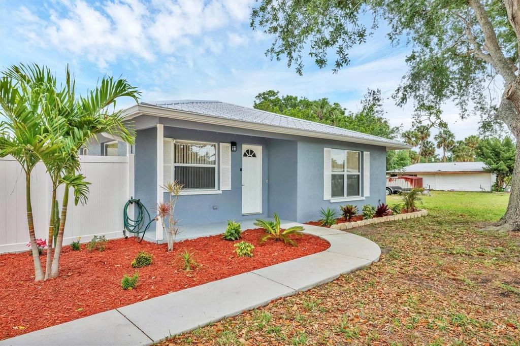 Image 3 of property listing at 2715 52ND AVENUE TERRACE W, Bradenton, FL 34207