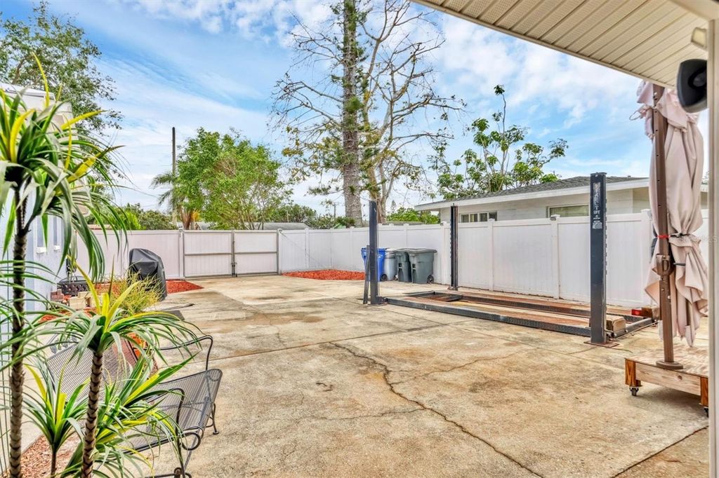 Image 29 of property listing at 2715 52ND AVENUE TERRACE W, Bradenton, FL 34207