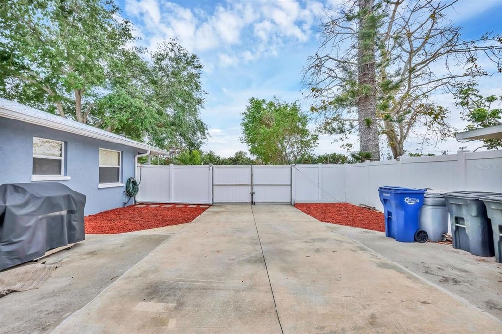 Image 30 of property listing at 2715 52ND AVENUE TERRACE W, Bradenton, FL 34207