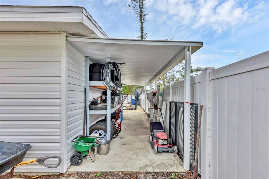 Image 33 of property listing at 2715 52ND AVENUE TERRACE W, Bradenton, FL 34207
