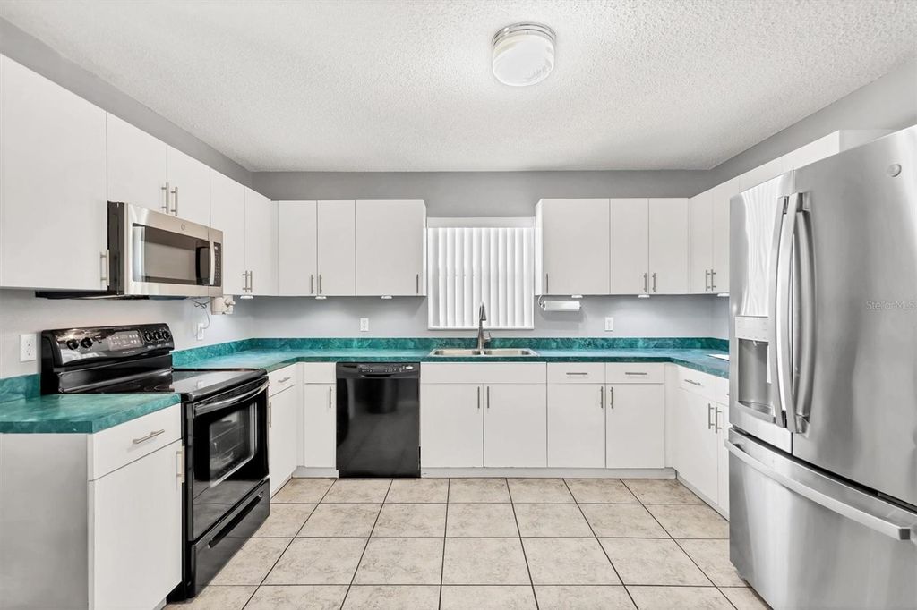 Image 8 of property listing at 2715 52ND AVENUE TERRACE W, Bradenton, FL 34207