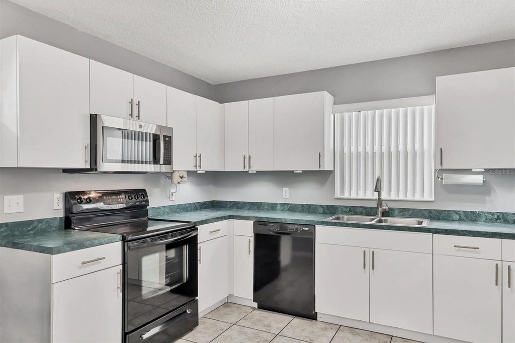 Image 10 of property listing at 2715 52ND AVENUE TERRACE W, Bradenton, FL 34207