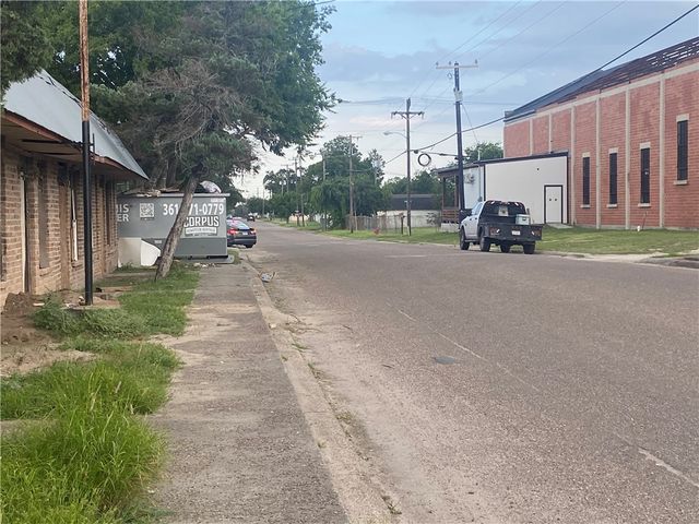101 E Rockport St, Mathis, TX 78368