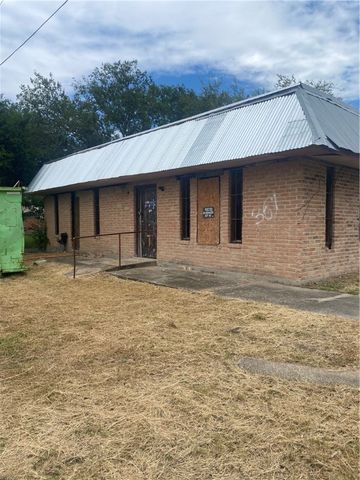 101 E Rockport St, Mathis, TX 78368