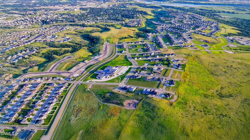 1900 Prairie Hawk Drive, Bismarck, ND 58503 photo 8