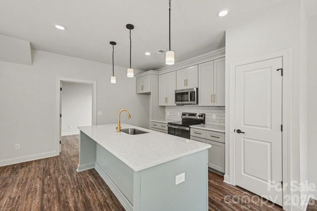 566 W Wilson Avenue, Mooresville, NC 28115