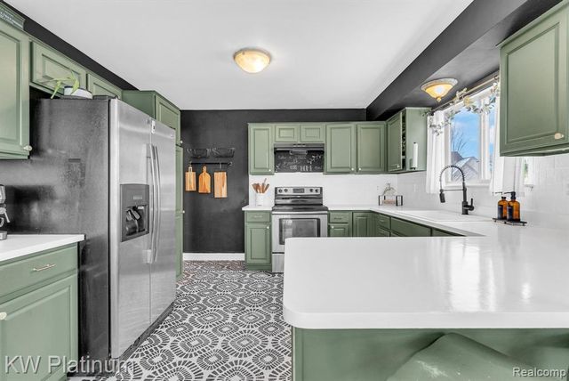 51963 Kings Pointe Drive, New Baltimore, MI 48047