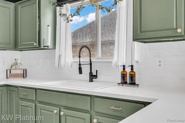 51963 Kings Pointe Drive, New Baltimore, MI 48047