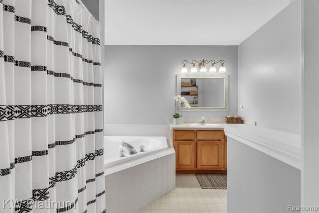 51963 Kings Pointe Drive, New Baltimore, MI 48047