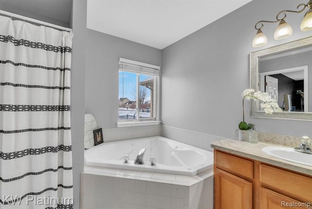 51963 Kings Pointe Drive, New Baltimore, MI 48047