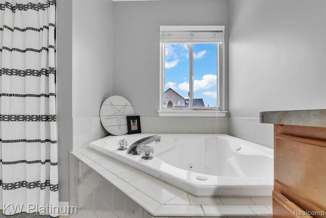 51963 Kings Pointe Drive, New Baltimore, MI 48047