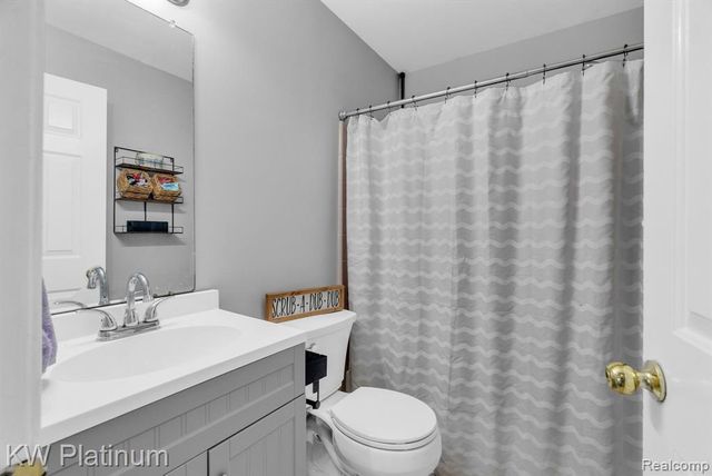 51963 Kings Pointe Drive, New Baltimore, MI 48047