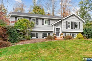 757 Sunset Terrace, Franklin Lakes, NJ 07417