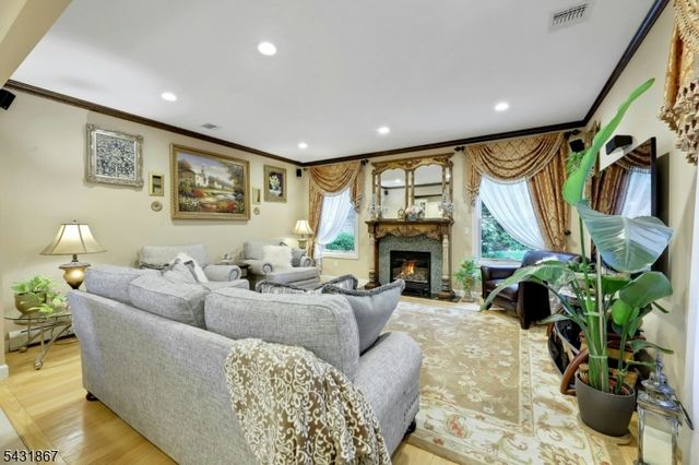 12 Burbank St, Fair Lawn Boro, NJ 07410